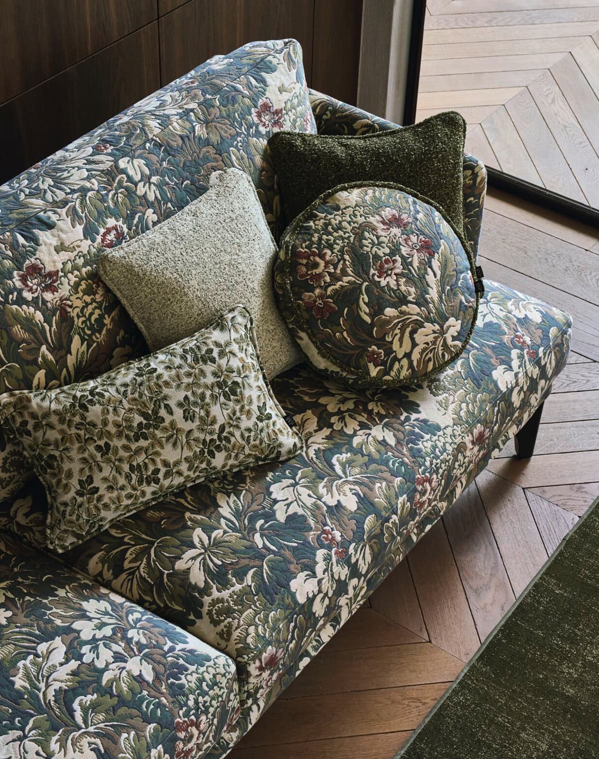 Eine Aufnahme von einem gemusterten Sofa.