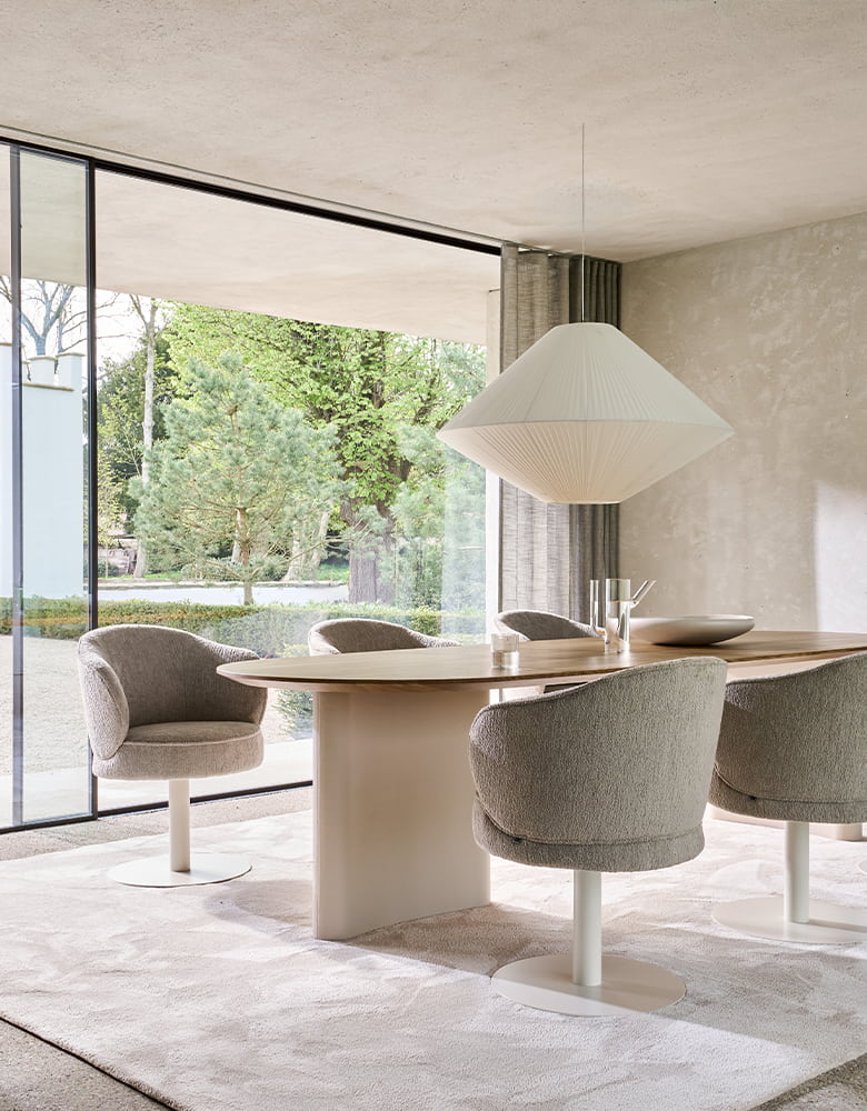 Diningsituation in hellen Wohnbereich