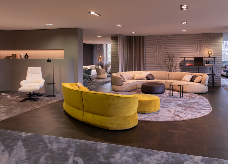 Heller Showroom mit großen Sofas