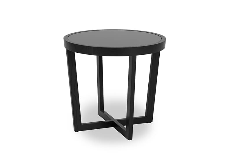 Freisteller eines Beistelltischs aus Holz und Glas mit gekreuzten Beinen