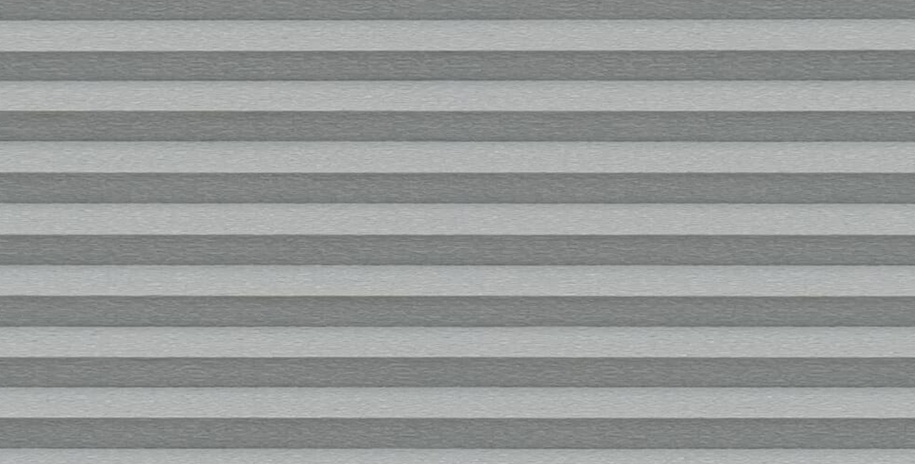 Eine Nahaufnahme von einem grau-schwarz gestreiften Plissee.