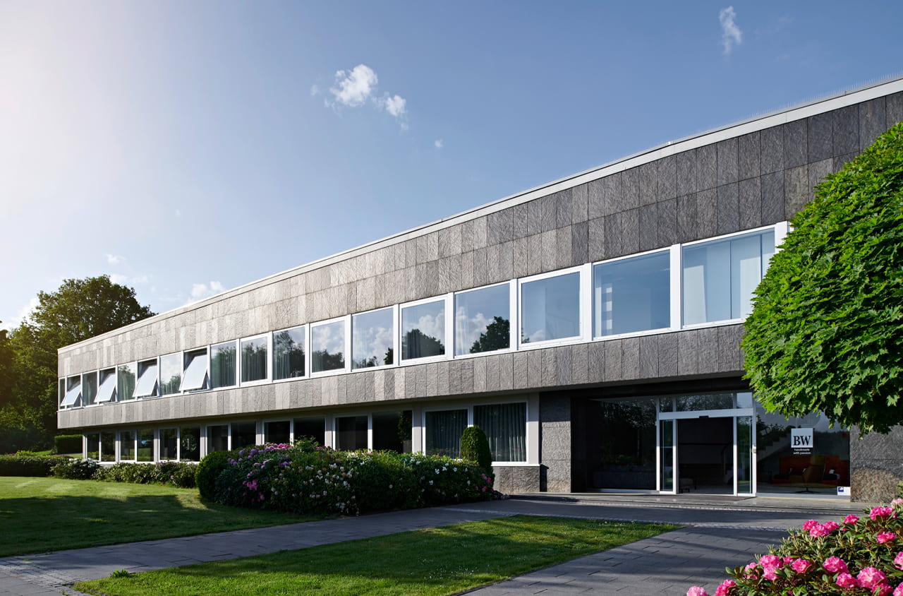 Modernes Firmengebäude im grünen