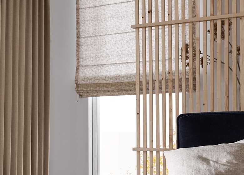 Vorhang und Faltrollo in beige 