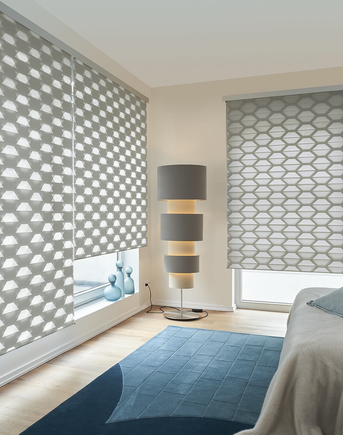 Gemustertes Doppelrollo am Fenster im Schlafzimmer