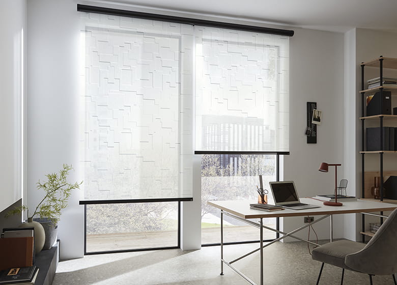 Arbeitszimmer mit großer Fensterfront und hellen Rollos