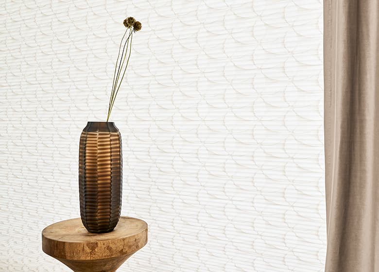 Gemustertes Plissee am Fenster