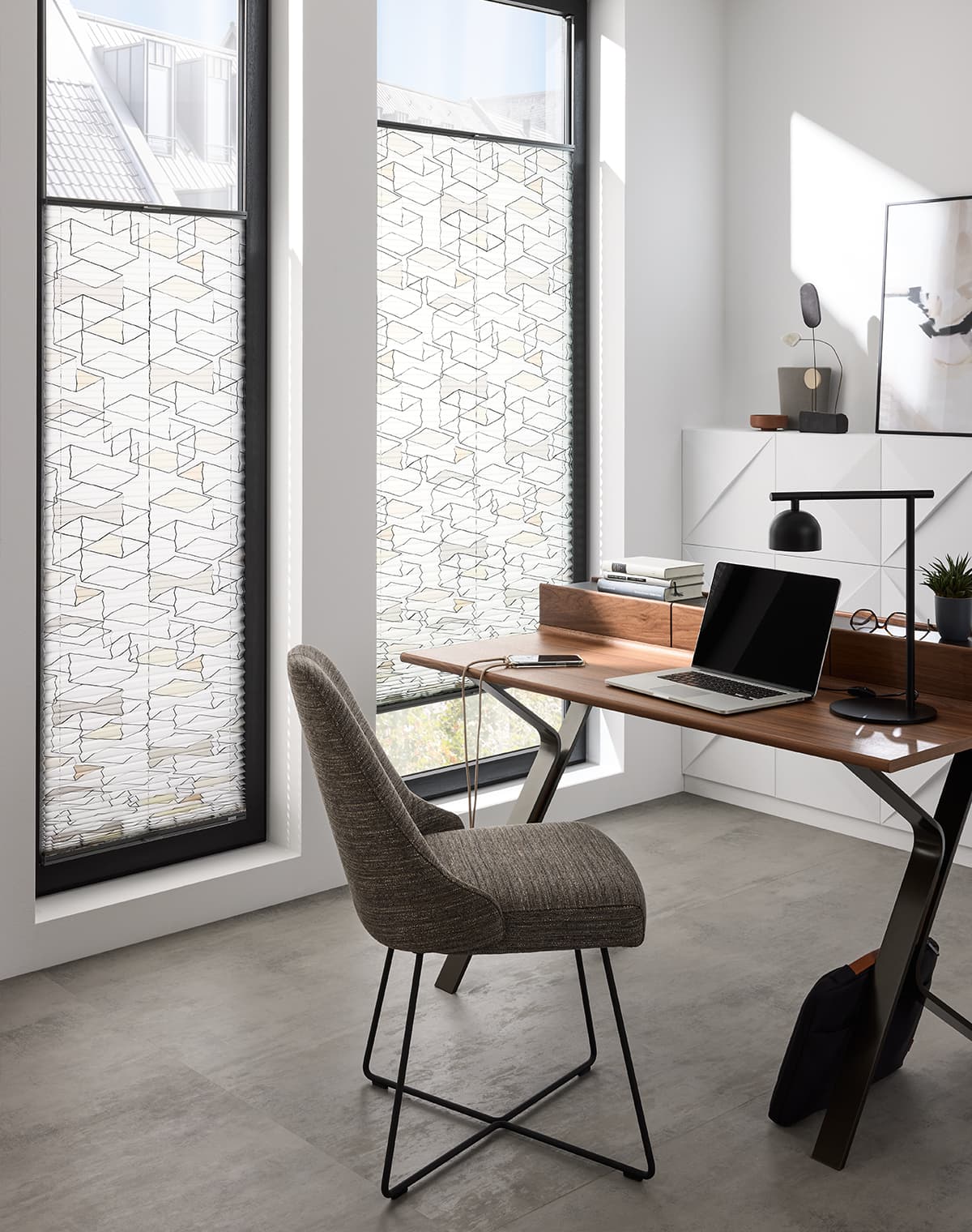 Gemustertes Plissee am Fenster im Homeoffice