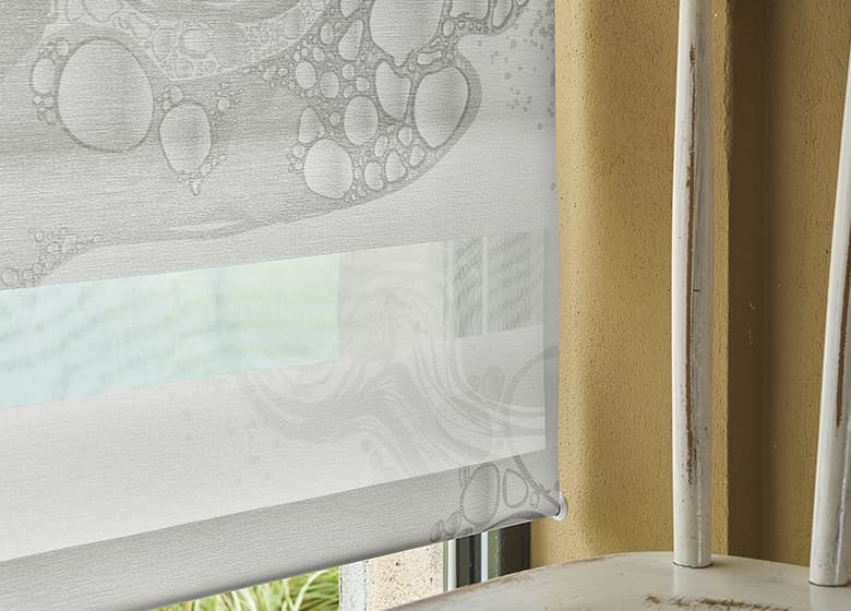 Doppelrollo am Fenster