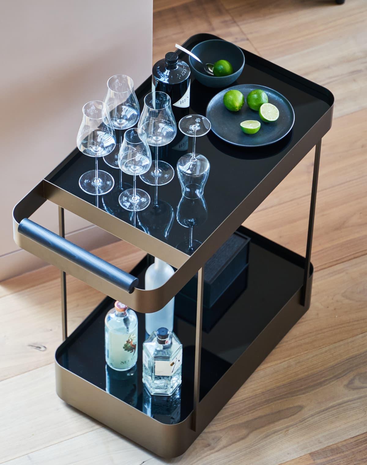 Barwagen Butler mit Gläsern, Limetten und Flaschen