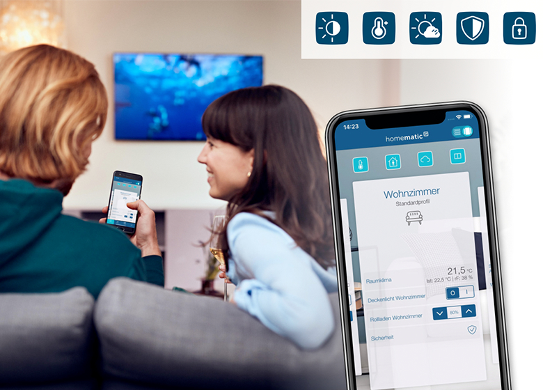 Zwei Frauen mit Smartphone auf einem grauen Sofa