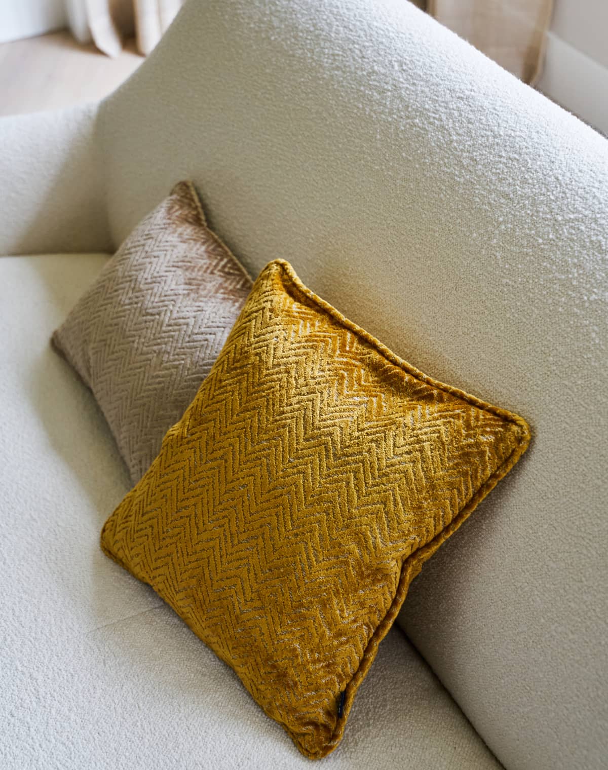 Weißes Sofa mit geblichen Kissen