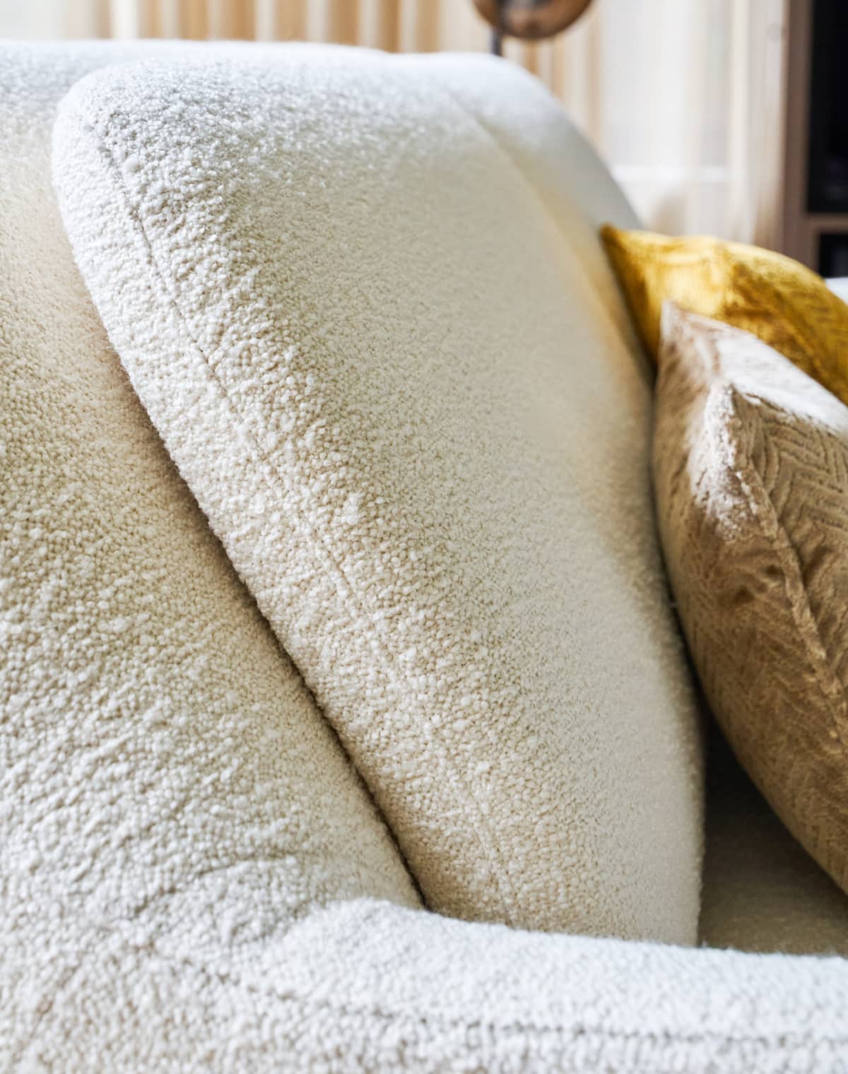 Detailbild vom Sofa mit Rückenkissen