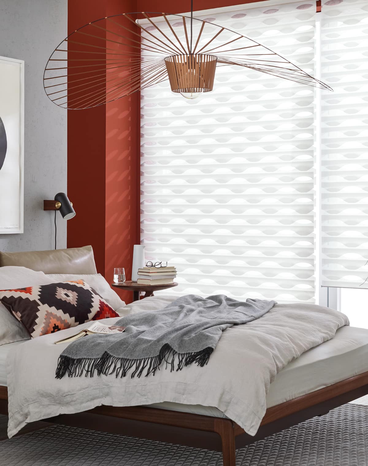 Weißes Doppelrollo in Wellenform im Schlafzimmer