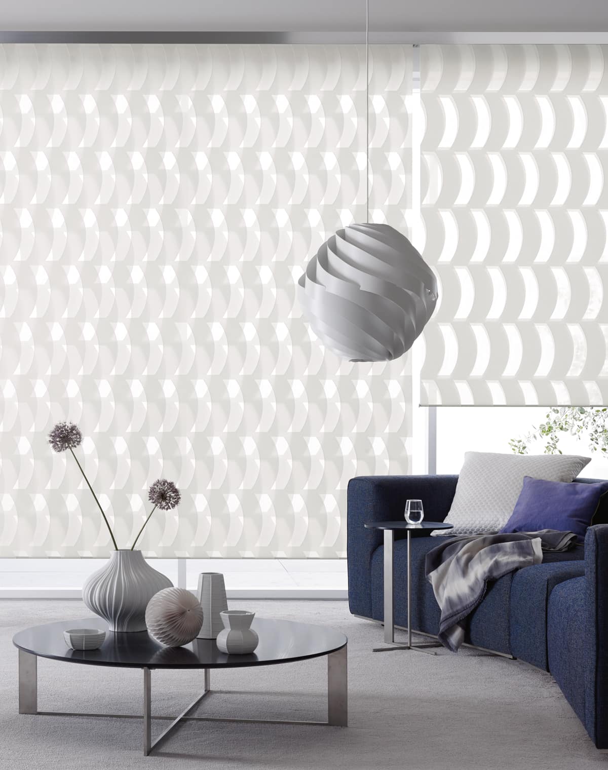 Weißes Doppelrollo im Wohnzimmer