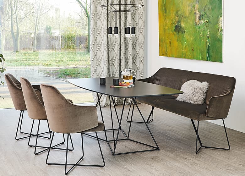 Dining Stühle und eine Bank in braun am Esstisch