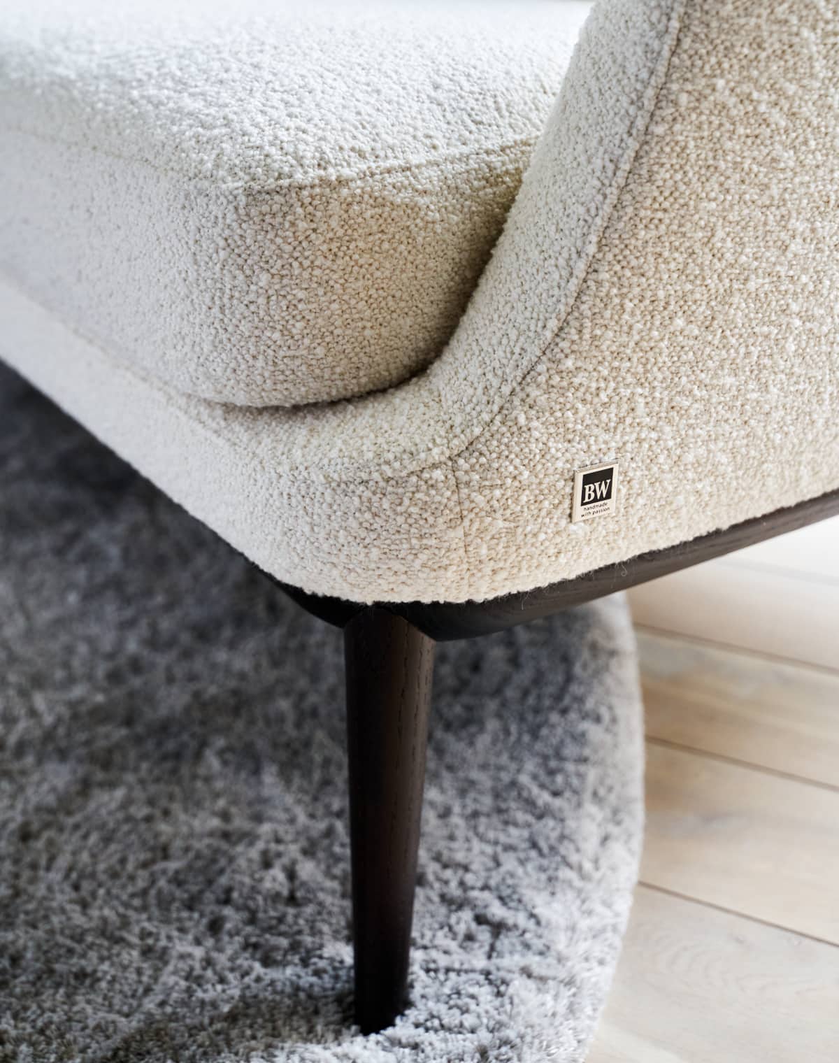 Detailbild vom Sofa Fuß und Polster mit BW Logo
