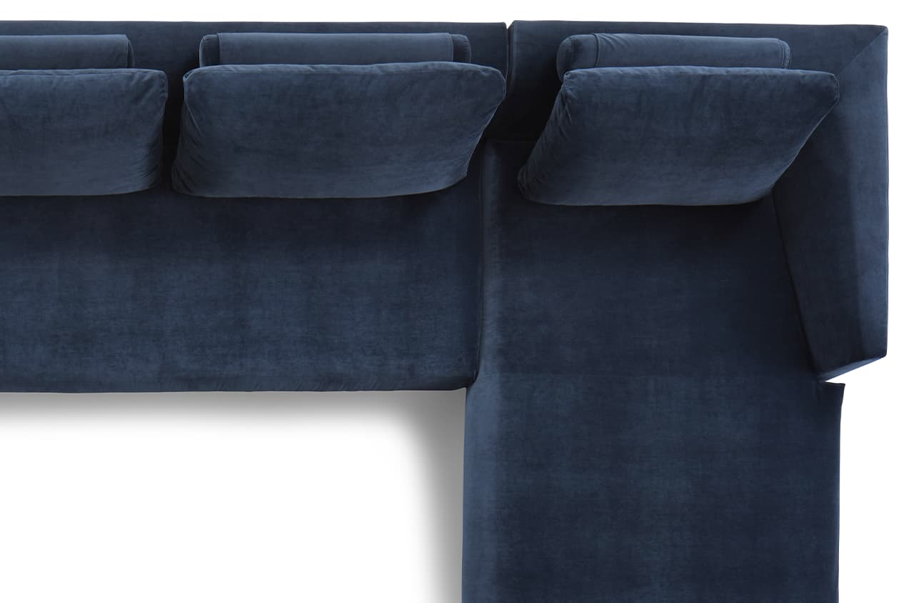 Ausschnitte eines großen blauen Sofas von oben.
