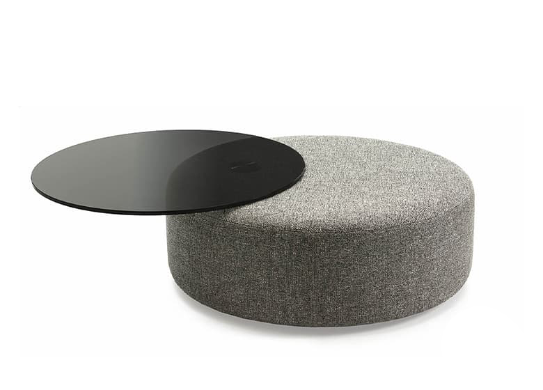 Freisteller eines Couchtischs mit Glasplatte, Polsterung und Sitzfläche.