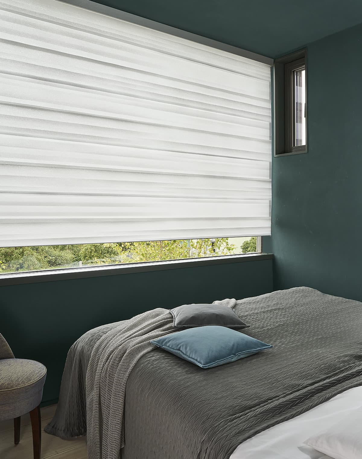 Doppelrollo am Fenster im Schlafzimmer