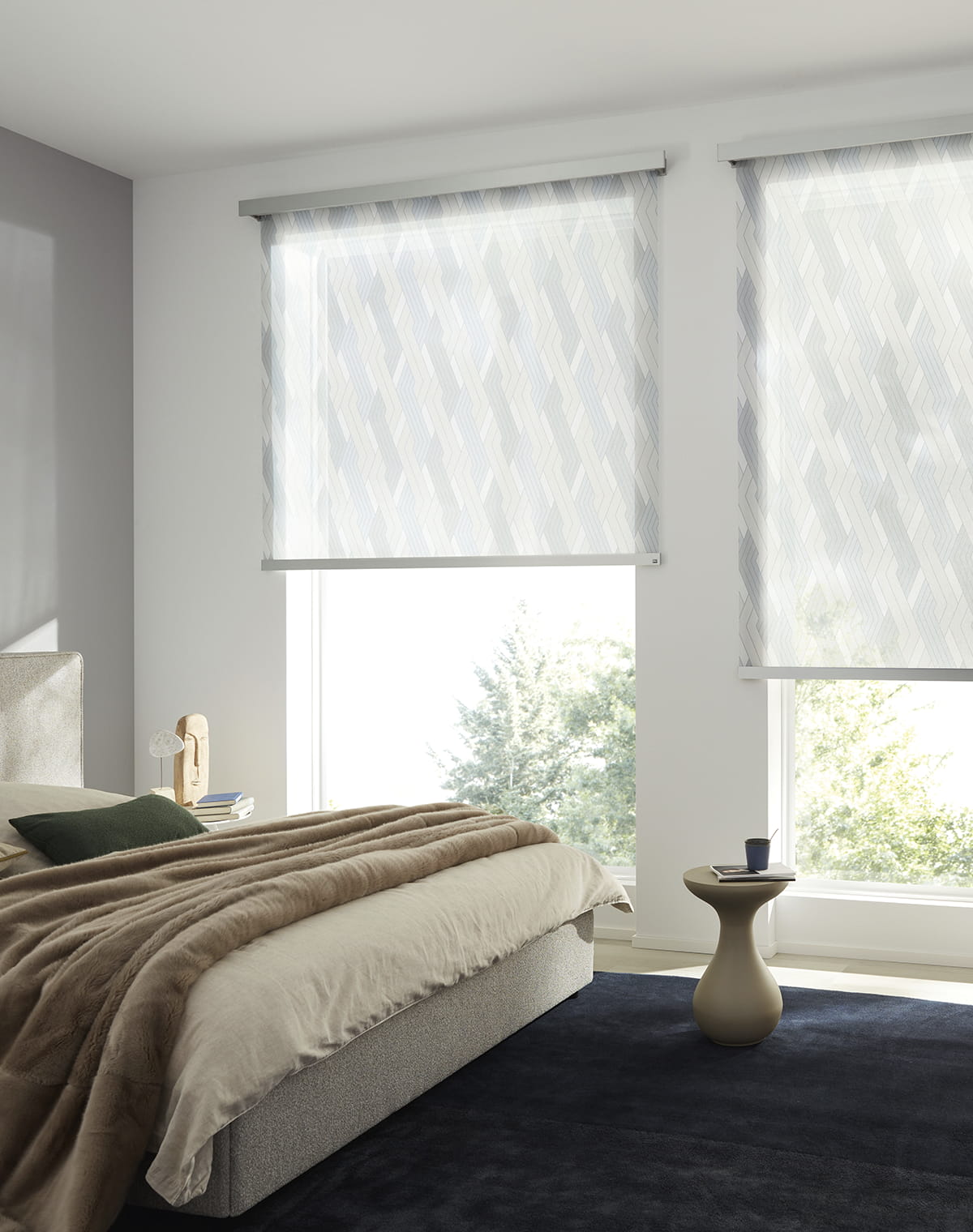 Schlafzimmer mit dunkelblauem Teppich und hellen Rollos mit hellblauen Linienmuster