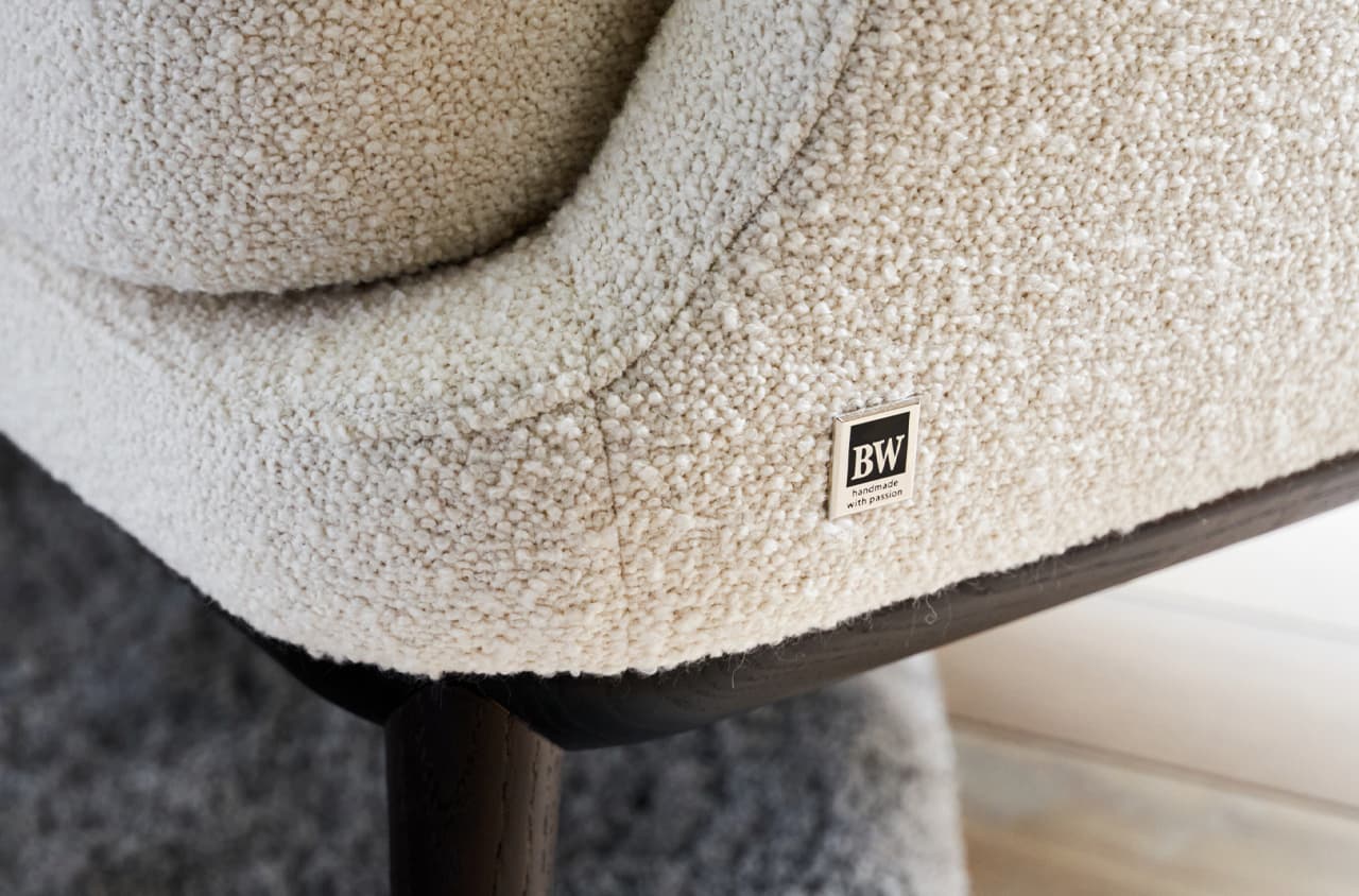 Detailbild vom weißem Sofa mit Logo Marke