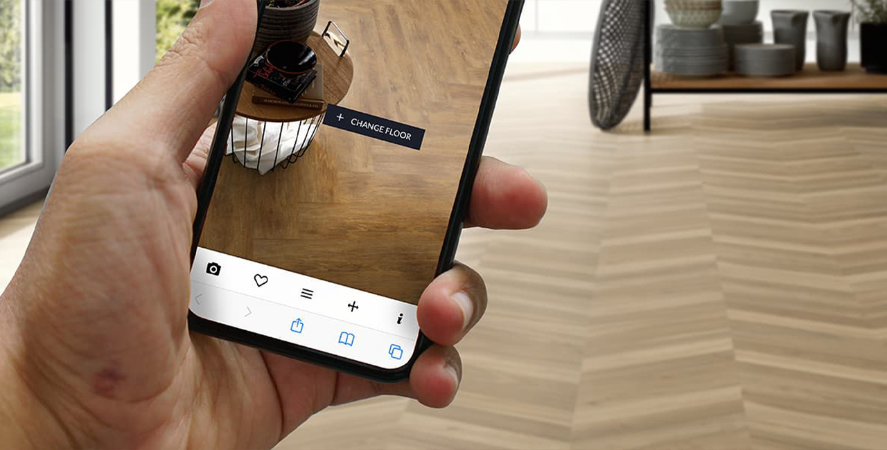 Smartphone mit dem geöffneten Raumplaner, gerichtet auf dem Fußboden vor einer Küchenzeile.