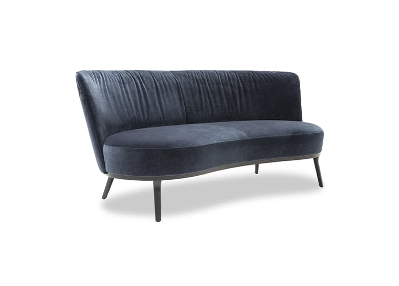 Freisteller eines dunkelblauen Sofas mit einer durchgängigen Sitz- und Rückenfläche.