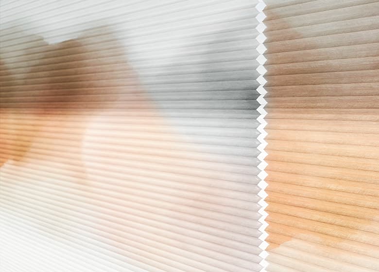 Beige braunes Plissee am Fenster ausgefahren
