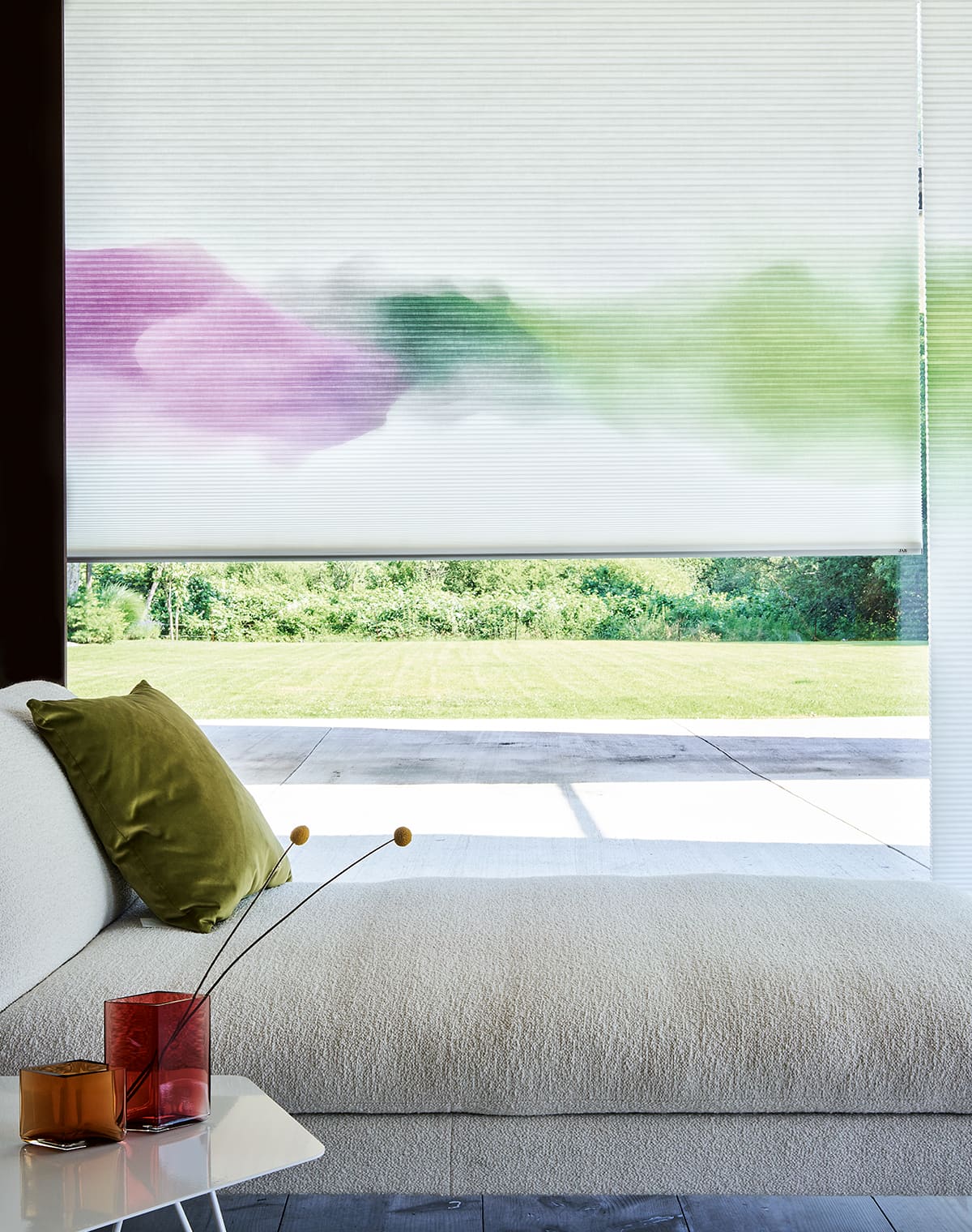 Beige braun gemustertes Plissee am Fenster