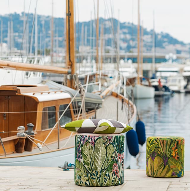 Poufs mit farbigen Prints im Hafen