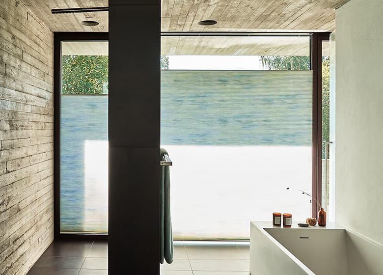 Gemustertes Plissee am Fenster