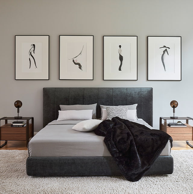 Dunkelgraues, bezogenes Bett im Schlafzimmer