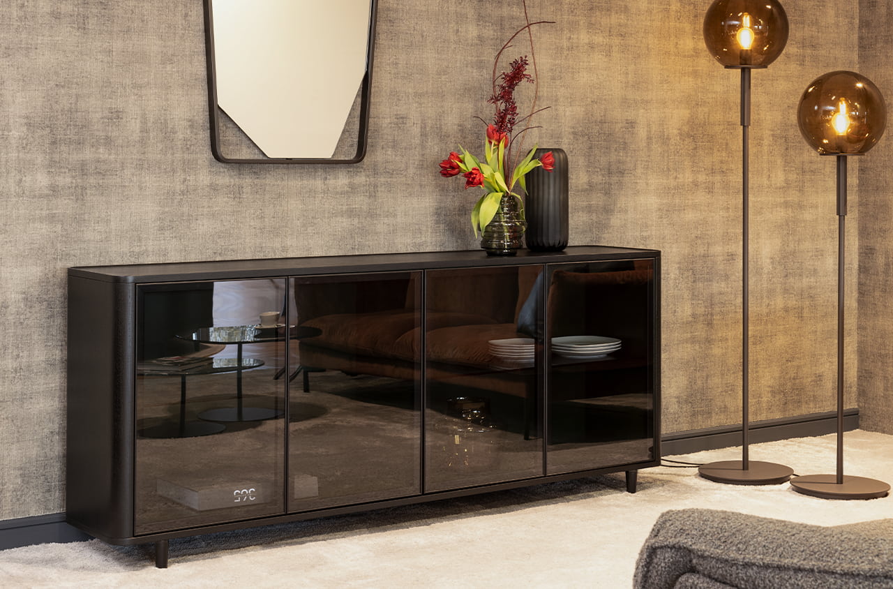 Dunkelbraunes Sideboard mit getönten Glastüren