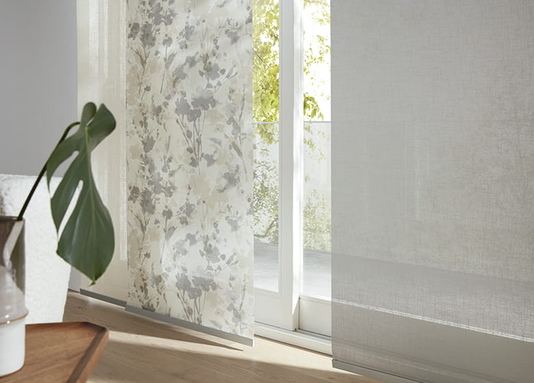Floral gemustertes Rollo in Grau