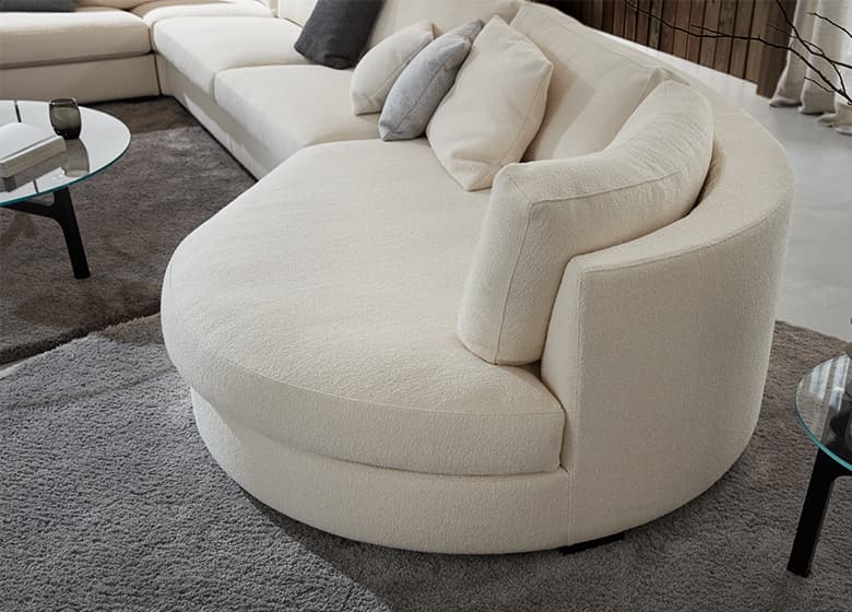 Weißes Sofamöbel im Wohnzimmer